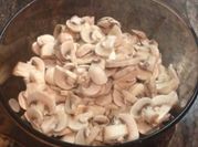 Una foto de ensalada de hongos