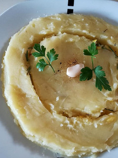 Una foto de Puré de patatas al limón y romero