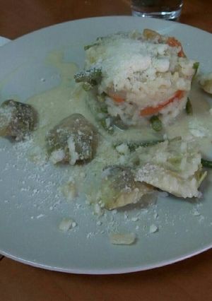 Una foto de Risotto con espárragos y alcachofas