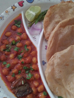 છોલે પુરી (chhole puri recipe in gujarati) રેસીપી મુખ્ય ફોટો