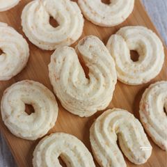 A picture of Sagu Keju [Cheese Sago Cookies].