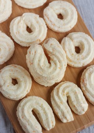 A picture of Sagu Keju [Cheese Sago Cookies].