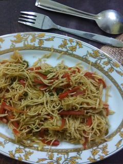 हक्का नूडल्स (Hakka Noodles Recipe in Hindi) रेसिपी मुख्य फोटो