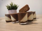 Una foto de vasitos con galleta