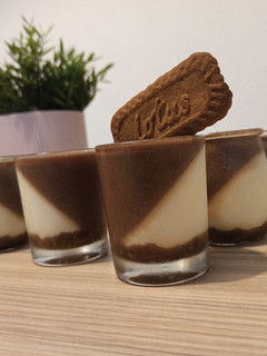 Una foto de Tarta dos chocolates con Lotus en vasitos 🥧