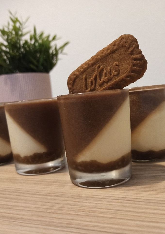 Una foto de Tarta dos chocolates con Lotus en vasitos 🥧