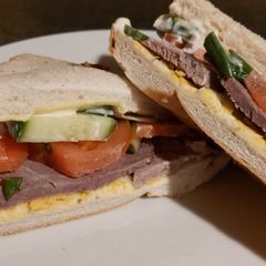 A picture of My leftovers roast beef sambo.