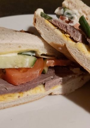 A picture of My leftovers roast beef sambo.