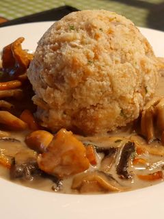 Bayerische Semmelknödel mit Pilzragout Rezepthauptbild