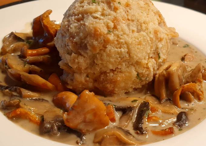 Bayerische Semmelknödel mit Pilzragout