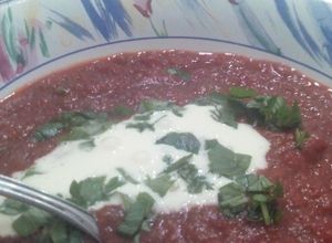 Una foto de Borsch sopa Rusa con crema agria