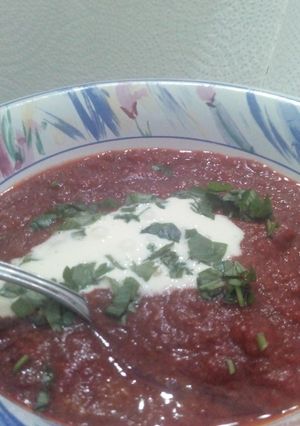 Una foto de Borsch sopa Rusa con crema agria