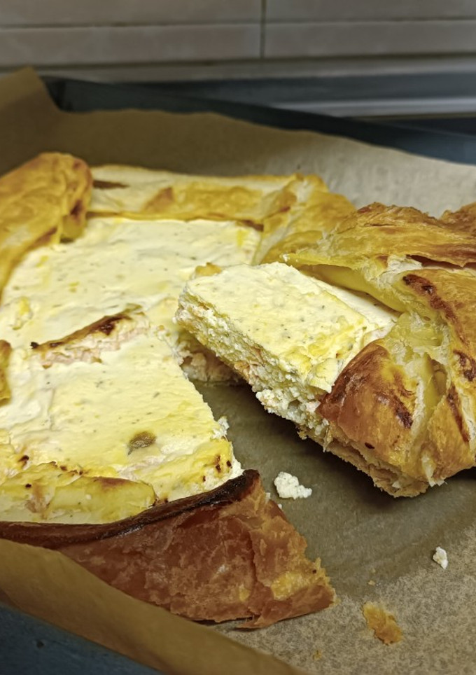 Una foto de Galette de hojaldre y salmón marinado con limón