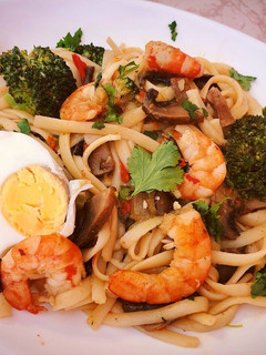 Una foto de Tallarines con gambas y setas al curry amarillo con leche de coco