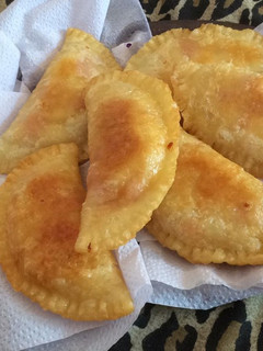 Una foto de Empanadas de queso, cebolla y tomate