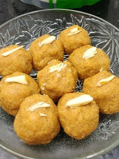 बेसन के दानेदार लड्डू (besan ke danedar ladoo recipe in Hindi) रेसिपी मुख्य फोटो