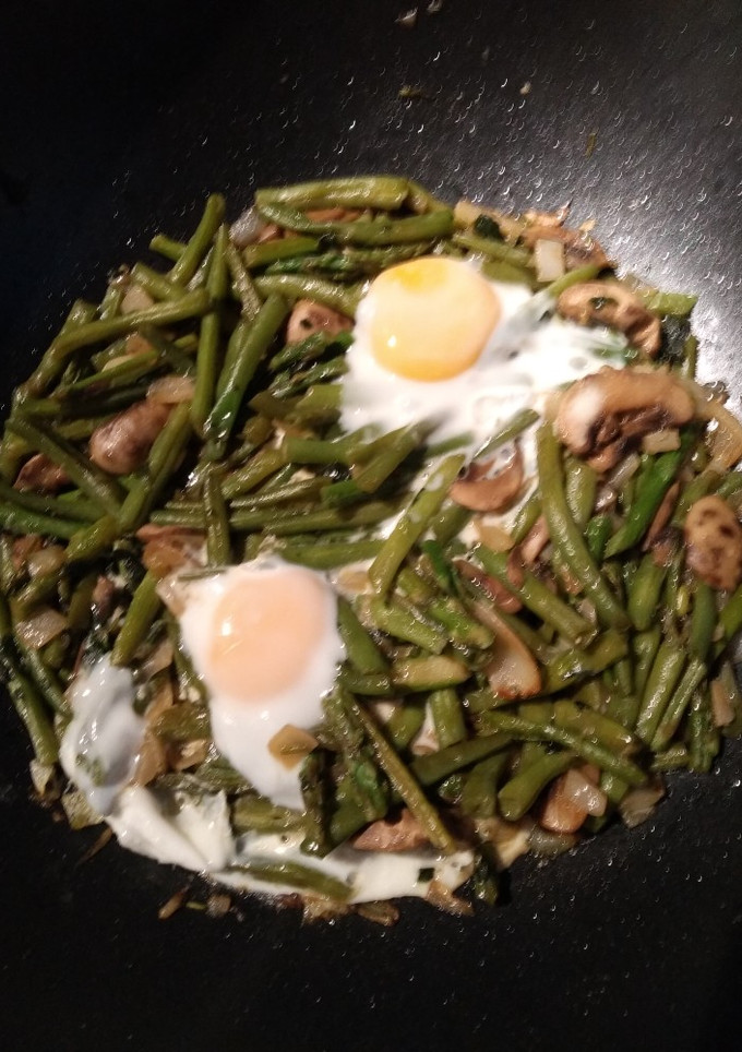 Una foto de Trigueros con judías y huevos