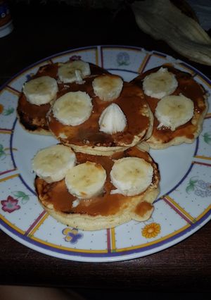 Una foto de Hotcakes con banana y dulce de leche 🤤