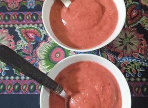 Una foto de Helado de frutilla y banana