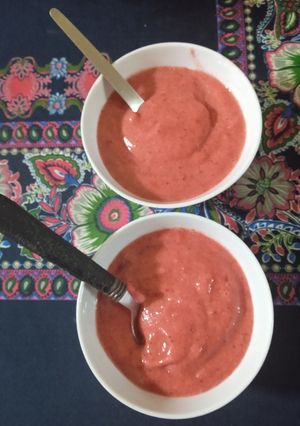 Una foto de Helado de frutilla y banana