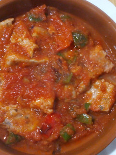 Una foto de Atún con tomate
