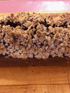 Una foto de Budín con harina de algarroba, manzana, dulce de leche y crumble