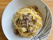 Una foto di spaghetti con salsiccia