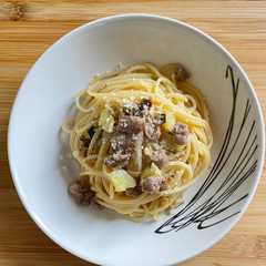 Una foto de #657 Spaghetti con cipolle ramate, zucchine, salsiccia e noci 🧅🥒🍖🥜