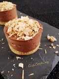 Entremet individuel,dacquoise noisette, mousse au chocolat noir et copeaux Dulcey