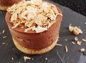 Une photo de Entremet individuel,dacquoise noisette, mousse au chocolat noir et copeaux Dulcey