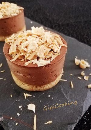 Une photo de Entremet individuel,dacquoise noisette, mousse au chocolat noir et copeaux Dulcey