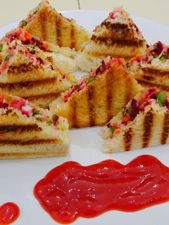 વેજ ગ્રીલ સેન્ડવીચ (Veg Grill Sandwich Recipe In Gujarati) રેસીપી મુખ્ય ફોટો