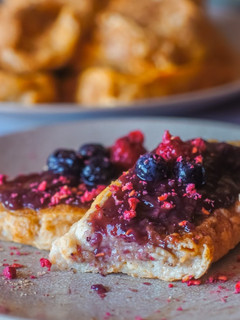Una foto de Torrijas saludables con frutos rojos