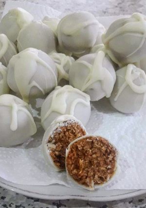 Una foto de TRUFAS DE AVENA, DULCE DE LECHE Y COCO RALLADO