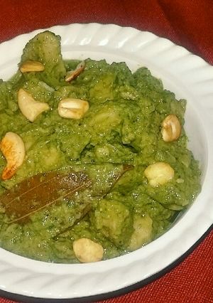 A picture of Muglai aloo in green gravy.