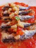 Boquerones en escabeche con tomate y pan frito