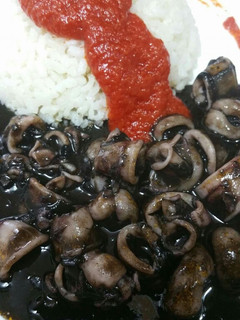 Una foto de Chipirones con arroz blanco