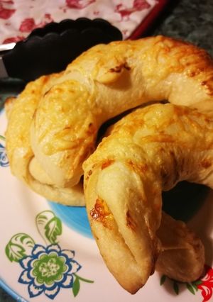 Sajttal töltött kiflik 🥐🥐🥐🥐 kovásszal készült pizzatésztából recept fotója