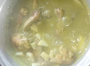 Una foto de muslos de pollo en salsa