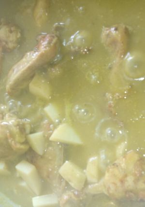 Una foto de Pollo en salsa verde con papas a la Mario, s