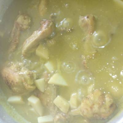 Pollo en salsa verde con papas a la Mario, s Receta de MARIO RESENDIZ  CALLEJAS- Cookpad