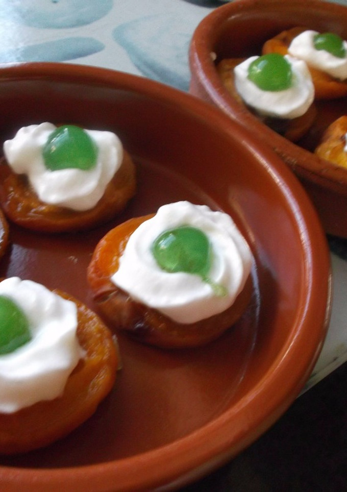 Una foto de Albaricoques con nata