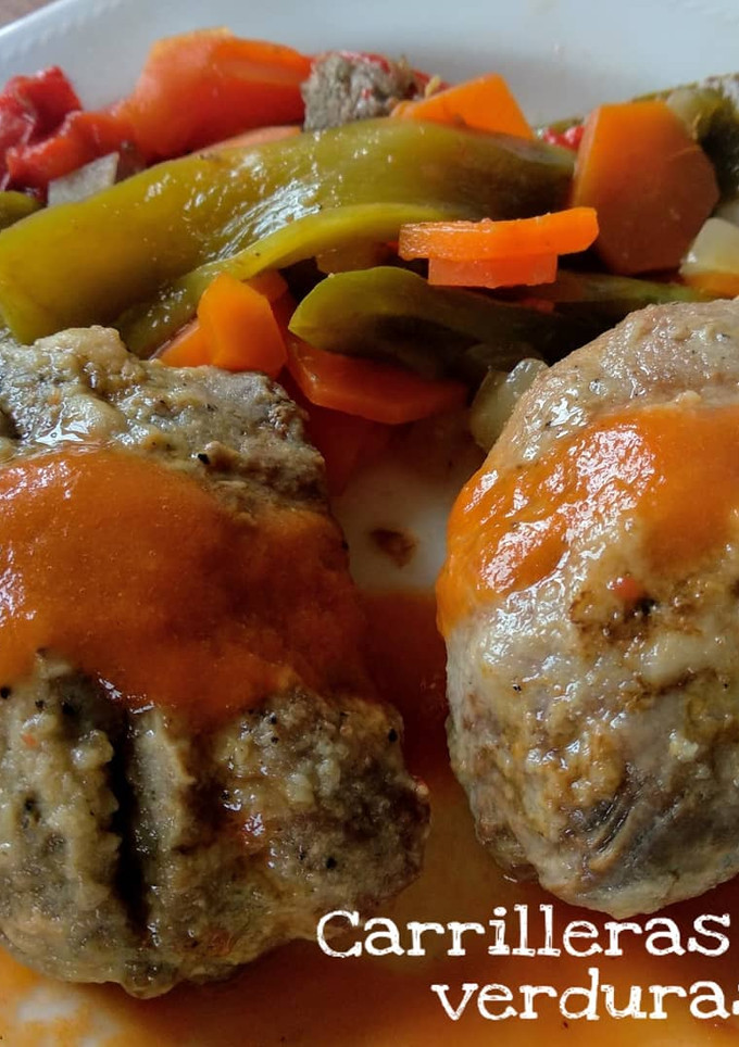 Una foto de Carrilleras de cerdo con verduras