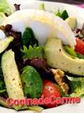 Ensalada de brotes con rulo de cabra, miel y aguacate