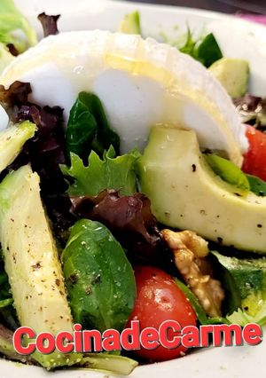 Foto principal de Ensalada de brotes con rulo de cabra, miel y aguacate