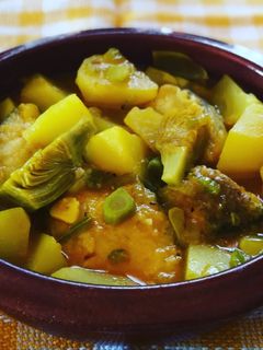 Una foto de Marmitako de patata con merluza y alcachofa