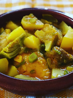 Una foto de Marmitako de patata con merluza y alcachofa