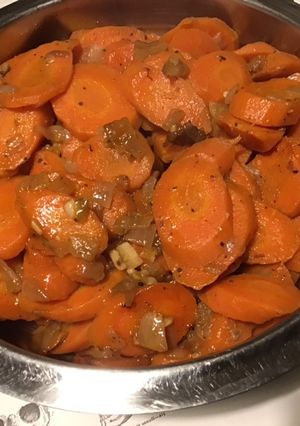 Une photo de Carottes à l'orange, miel, épices et oignon de roscoff