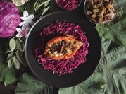 Una foto di fagioli cannellini con salvia