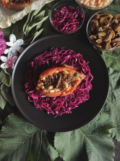 Foto di Batate ripiene con funghi champignon fagioli cannellini e feta